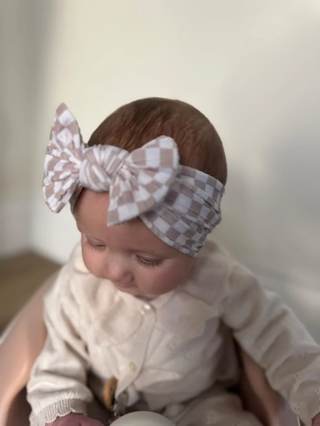Neutral Checkered Pattern Smaller Bow Cable Knit Headband - Image 3